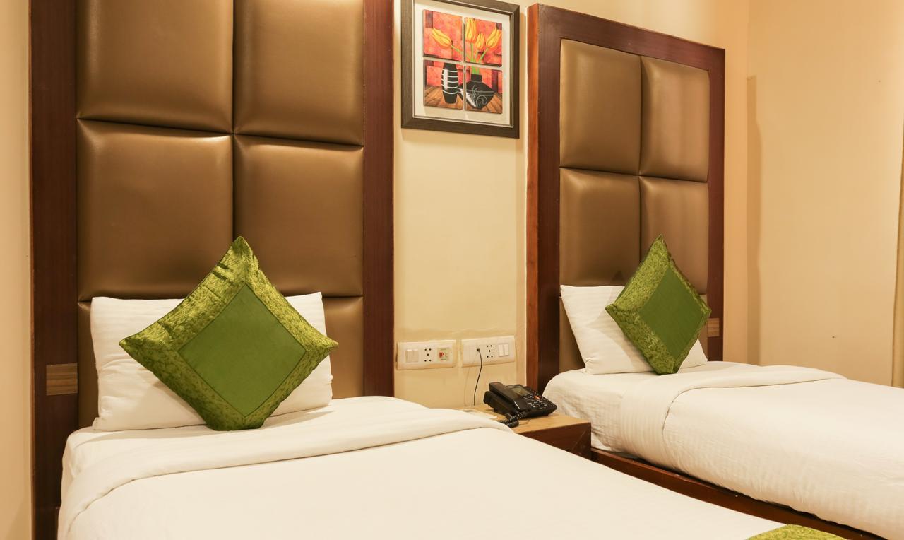 Balsons International Hotel Ню Делхи Екстериор снимка